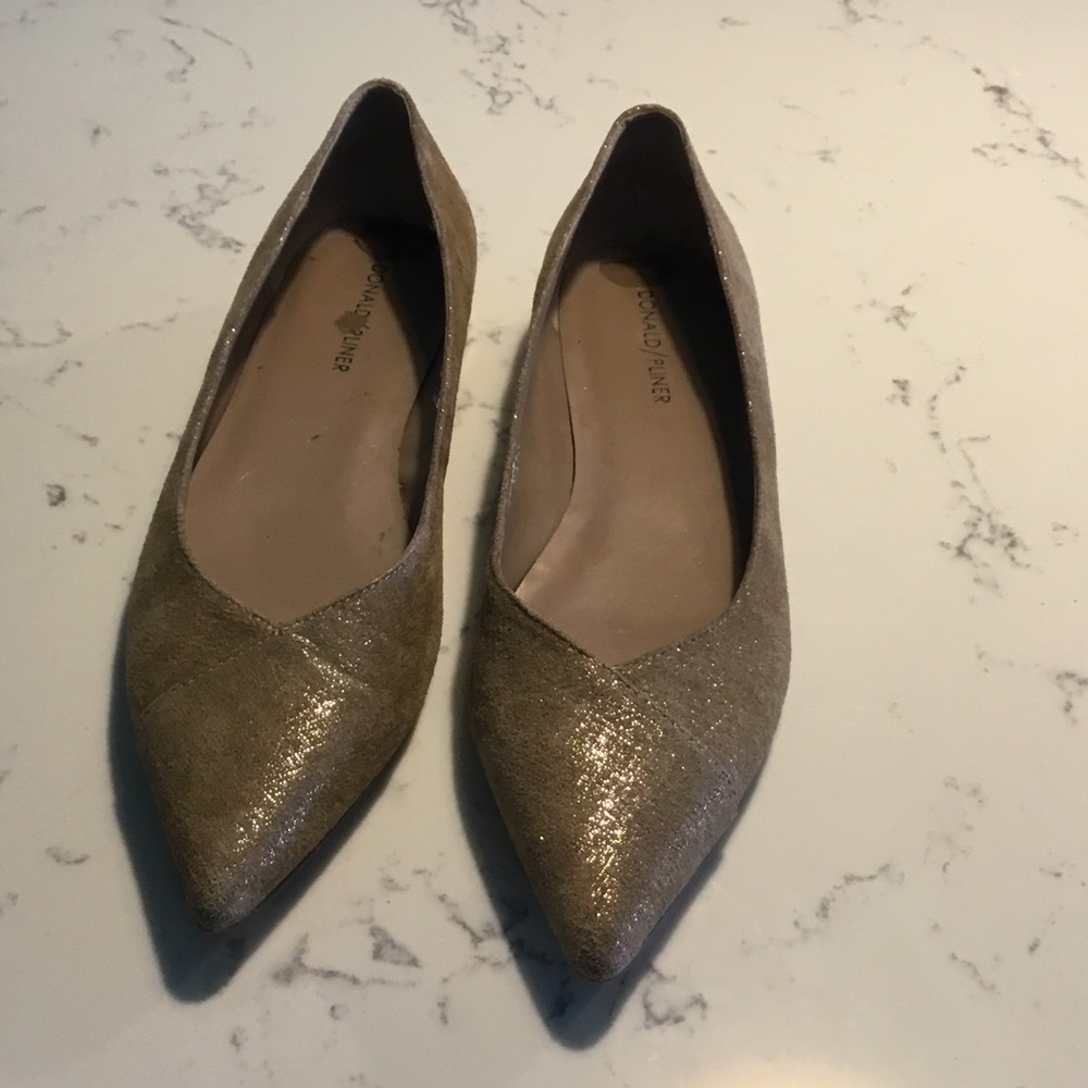 Beautiful gold Donald Pliner pumps